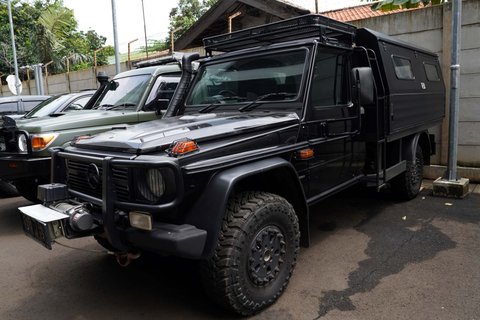 Mercedes Benz G300 Cargo yang disita KPK dari rumah Ketum Pemuda Pancasila Japto Soerjosoemarno tampak terparkir di Rumah Penyimpanan Benda Sitaan Negara (Rupbasan) KPK, Jakarta, pada Selasa (4/3/2025).