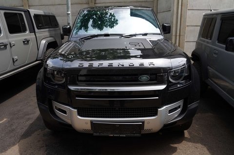 Landrover Defender yang disita KPK dari rumah Ketum Pemuda Pancasila Japto Soerjosoemarno tampak terparkir di Rumah Penyimpanan Benda Sitaan Negara (Rupbasan) KPK, Jakarta, pada Selasa (4/3/2025).