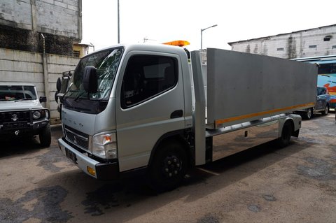 Mitsubishi Colt Diesel yang disita KPK dari rumah Ketum Pemuda Pancasila Japto Soerjosoemarno tampak terparkir di Rumah Penyimpanan Benda Sitaan Negara (Rupbasan) KPK, Jakarta, pada Selasa (4/3/2025).
