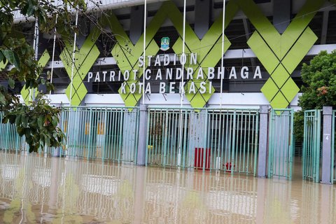 FOTO: Stadion Patriot Candrabhaga Dikepung Banjir Jelang Duel Persija vs PSS Sleman, Begini Kondisinya!