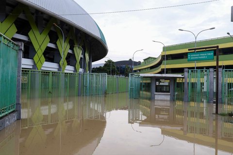 FOTO: Stadion Patriot Candrabhaga Dikepung Banjir Jelang Duel Persija vs PSS Sleman, Begini Kondisinya!