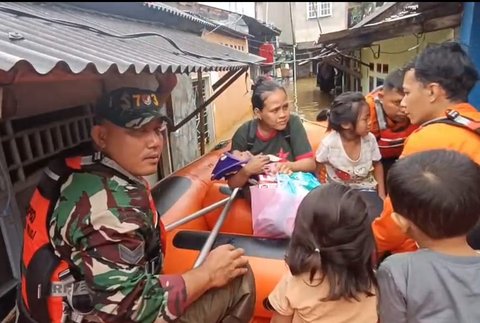 FOTO: Aksi Prajurit TNI Kodim 0507 Tak Kenal Lelah Evakuasi Warga Terjebak Banjir di Bekasi