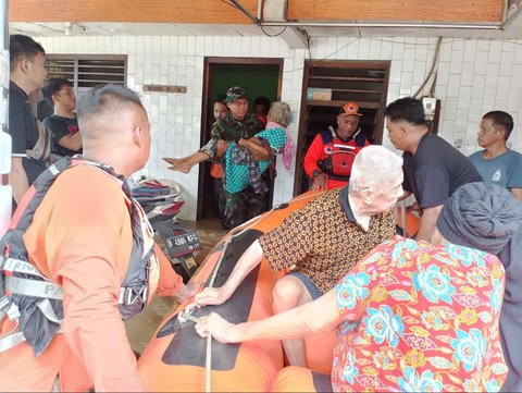 FOTO: Aksi Prajurit TNI Kodim 0507 Tak Kenal Lelah Evakuasi Warga Terjebak Banjir di Bekasi