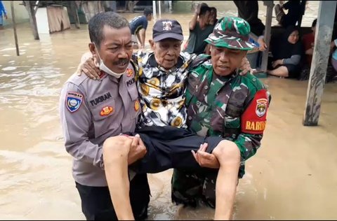 FOTO: Aksi Prajurit TNI Kodim 0507 Tak Kenal Lelah Evakuasi Warga Terjebak Banjir di Bekasi