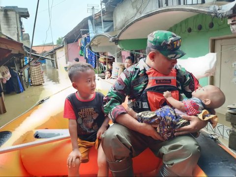 FOTO: Aksi Prajurit TNI Kodim 0507 Tak Kenal Lelah Evakuasi Warga Terjebak Banjir di Bekasi