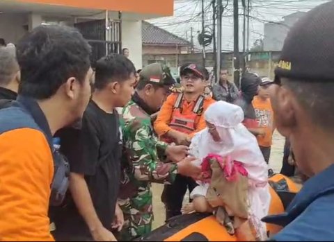 FOTO: Aksi Prajurit TNI Kodim 0507 Tak Kenal Lelah Evakuasi Warga Terjebak Banjir di Bekasi