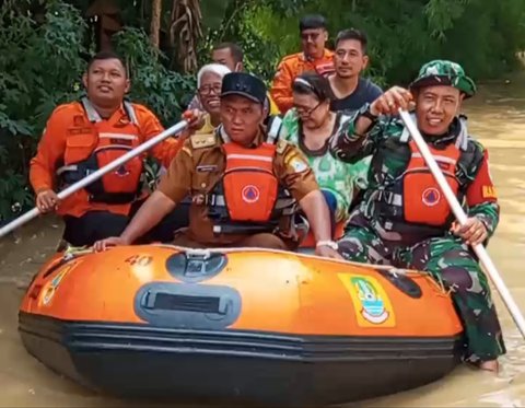 FOTO: Aksi Prajurit TNI Kodim 0507 Tak Kenal Lelah Evakuasi Warga Terjebak Banjir di Bekasi