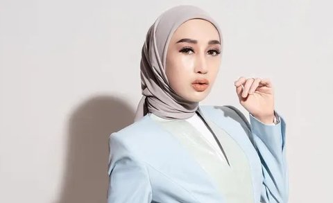 Tragedi kemanusiaan di Gaza mengetuk pintu hati masyarakat Indonesia. Dokter Reza Gladys menggelar doa bersama di Masjid Raya Pondok Indah Jakarta. (Foto: Dok. Instagram @rezagladys)