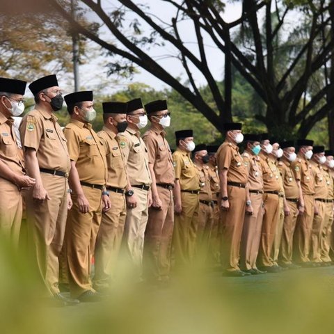 Pengetatan anggaran pemerintah untuk memuluskan program prioritas Presiden Prabowo Subianto seperti Makan Bergizi Gratis membuat berbagai instansi kelabakan memangkas segala alokasi belanja, dari program kerja dengan nilai selangit hingga tagihan listrik dan air kantor. Pakar khawatir kebijakan ini justru jadi bumerang dan membuat ekonomi Indonesia terguncang.