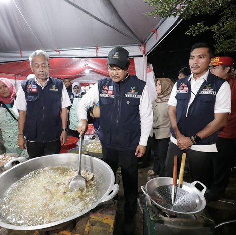 Gus Ipul Sahur bersama pengungsi banjir bekasi