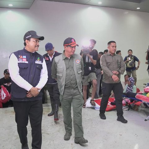 Kepala BNPB dan Mensos tinjau pengungsi banjir bekasi