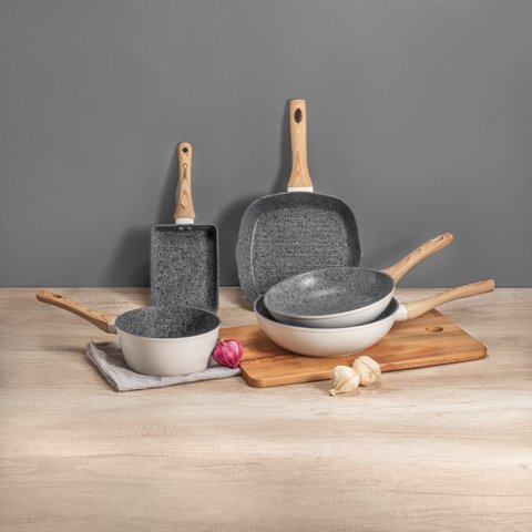 Masak telur lebih menyenangkan dengan wajan anti lengket dari Cypruz.