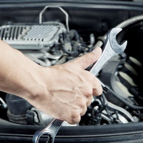 Cara membersihkan kerak oli pada mesin mobil agar bersih sempurna dan menjaga performa optimal.