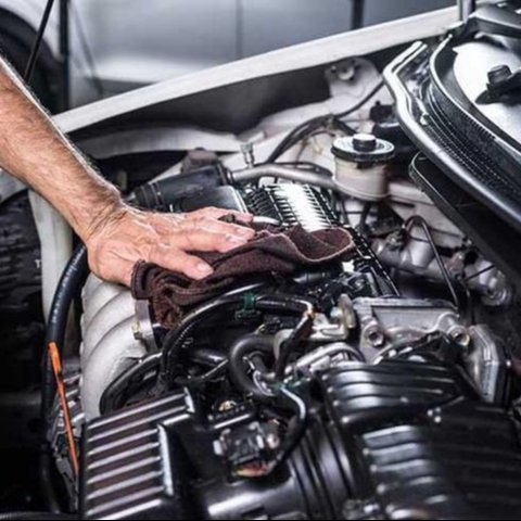 Cara membersihkan kerak oli pada mesin mobil agar bersih sempurna dan menjaga performa optimal.