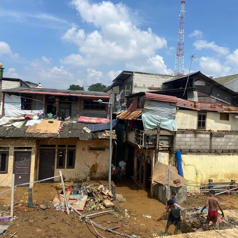 warga berjibaku bersihkan lumpur akibat dilanda banjir di rawajati