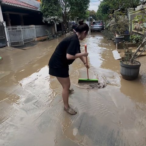 Potret Ziva Magnolia Sibuk Bersih-bersih Rumah Usai Kebanjiran, Kondisinya Penuh Lumpur dan Sangat Berantakan
