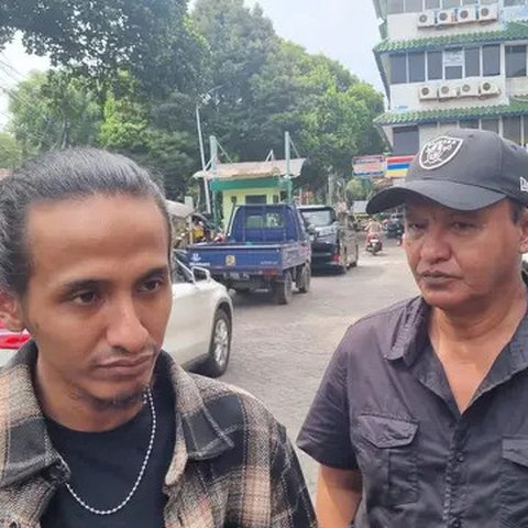 Vadel Badjideh di Polres Metro Jakarta Selatan saat polisi merilis perkara kasus yang membuatnya ditetapkan sebagai tersangka atas laporan Nikita Mirzani. (Dok. via M. Altaf Jauhar)