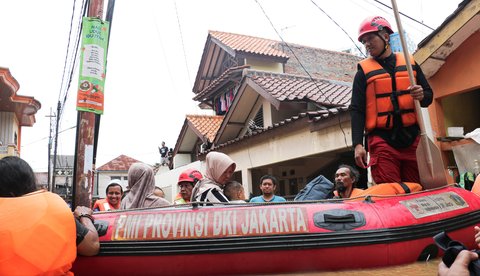 PMI evakuasi korban banjir