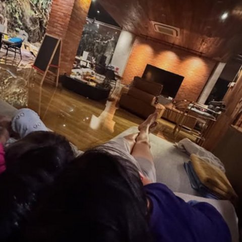Potret Rumah Mewah Baim Wong Perdana Kebanjiran, Kiano dan Kenzo Bingung tapi Tetap Senyum - Mengerti Rasanya Kehilangan