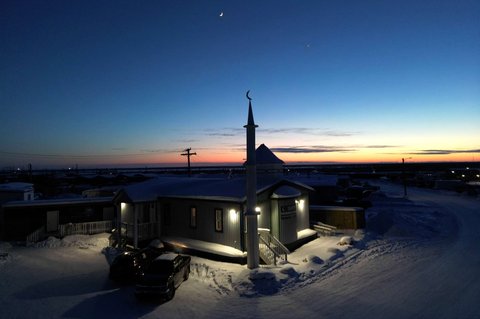 Suasana Masjid Midnight Sun yang disinari Matahari selama 24 jam di Inuvik, Kanada, pada 2 Maret 2025.