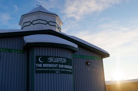 Masjid Midnight Sun merupakan masjid paling utara di belahan Bumi bagian barat, atau tepatnya di Kota Inovik, Kanada. Masjid ini dibangun oleh komunitas muslim kecil di kota tersebut.