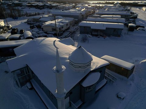 Pasalnya, Kota Inuvik tempat masjid ini berada mengalami fenomena Matahari bersinar selama 24 jam saat musim panas dan Matahari tak bersinar saat musim dingin.