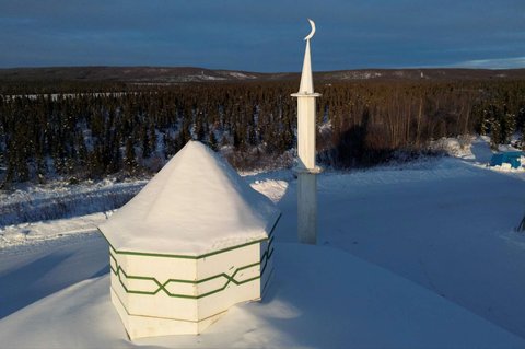 Dengan situasi ekstrem tersebut, menentukan waktu salat dan puasa Ramadan di Masjid Midnight Sun menjadi kompleks. Metode tradisional yang bergantung pada siklus siang dan malam tidak dapat diterapkan di Inuvik.