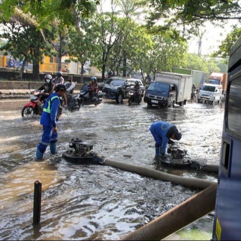 Banjir yang melanda Jakarta akibat hujan deras dan luapan Kali Ciliwung mulai surut, namun 36 RT di tiga wilayah masih terendam hingga Rabu siang.