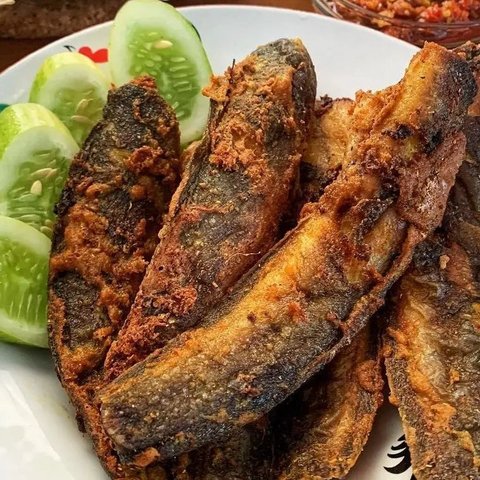 Begini Trik Goreng Lele Agar Lurus dan Garing