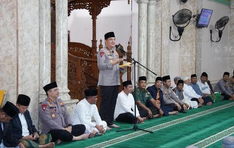 Kapolda Riau Irjen Pol Muhammad Iqbal Tarawih dan Subuh Berjamaah di Pelalawan