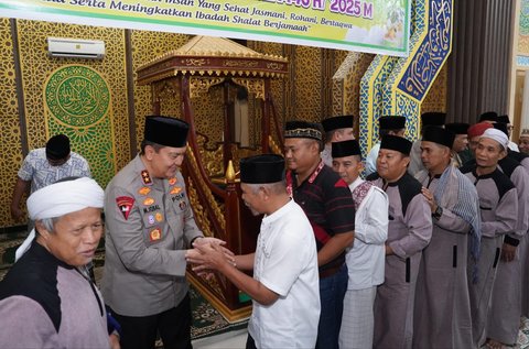 Kapolda Riau Irjen Pol Muhammad Iqbal Tarawih dan Subuh Berjamaah di Pelalawan
