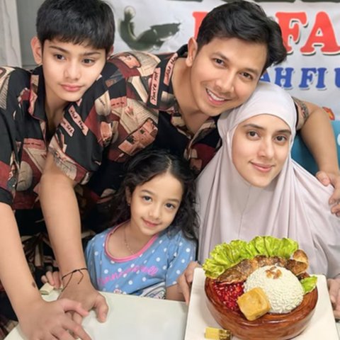 Potret Kejutan Ultah Fairuz A Rafiq dengan Konsep ala Warung Pecel Lele di Rumah, Bentuk Kuenya Gemas Banget