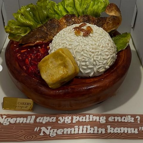 Potret Kejutan Ultah Fairuz A Rafiq dengan Konsep ala Warung Pecel Lele di Rumah, Bentuk Kuenya Gemas Banget