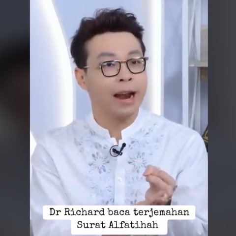 <p>Dikabarkan Mualaf, Beredar Video dr Richard Lee Pakai Baju Koko dan Hapal Terjemahan Surat Al-Fatihah.&nbsp; foto: TikTok @antonio1107713</p>