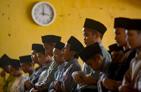 Santri melaksanakan salat zuhur berjamaah sebelum melakukan tadarus Alquran bersama-sama di Pondok Pesantren Modern Daarut Tarqiyah Primago, Depok, Jawa Barat,  Kamis (6/3/2025). Kegiatan rutin ini dilakukan dalam rangka meningkatkan keimanan santri selama Ramadan 1446 H sebelum mereka pulang ke rumah masing-masing jelang perayaan Idulfitri nanti.