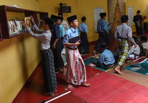 Santri bersiap melakukan tadarus Alquran secara bersama-sama di Pondok Pesantren Modern Daarut Tarqiyah Primago, Depok, Jawa Barat,  Kamis (6/3/2025). Kegiatan rutin ini dilakukan dalam rangka meningkatkan keimanan santri selama Ramadan 1446 H sebelum mereka pulang ke rumah masing-masing jelang perayaan Idulfitri nanti.