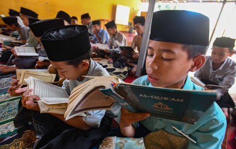 Santri melakukan tadarus Alquran secara bersama-sama di Pondok Pesantren Modern Daarut Tarqiyah Primago, Depok, Jawa Barat,  Kamis (6/3/2025). Kegiatan rutin ini dilakukan dalam rangka meningkatkan keimanan santri selama Ramadan 1446 H sebelum mereka pulang ke rumah masing-masing jelang perayaan Idulfitri nanti.