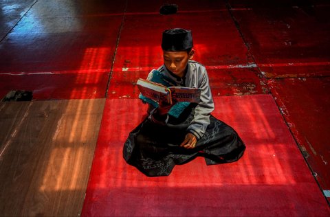 Santri melakukan tadarus Alquran secara bersama-sama di Pondok Pesantren Modern Daarut Tarqiyah Primago, Depok, Jawa Barat,  Kamis (6/3/2025). Kegiatan rutin ini dilakukan dalam rangka meningkatkan keimanan santri selama Ramadan 1446 H sebelum mereka pulang ke rumah masing-masing jelang perayaan Idulfitri nanti.