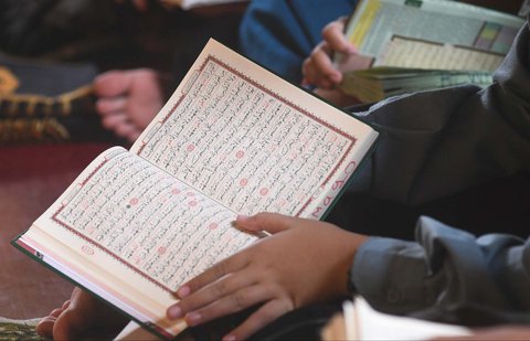 Santri melakukan tadarus Alquran secara bersama-sama di Pondok Pesantren Modern Daarut Tarqiyah Primago, Depok, Jawa Barat,  Kamis (6/3/2025). Kegiatan rutin ini dilakukan dalam rangka meningkatkan keimanan santri selama Ramadan 1446 H sebelum mereka pulang ke rumah masing-masing jelang perayaan Idulfitri nanti.