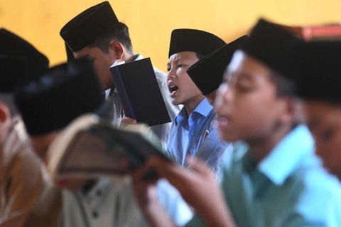 Santri melakukan tadarus Alquran secara bersama-sama di Pondok Pesantren Modern Daarut Tarqiyah Primago, Depok, Jawa Barat,  Kamis (6/3/2025). Kegiatan rutin ini dilakukan dalam rangka meningkatkan keimanan santri selama Ramadan 1446 H sebelum mereka pulang ke rumah masing-masing jelang perayaan Idulfitri nanti.