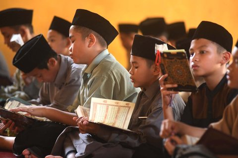 Santri melakukan tadarus Alquran secara bersama-sama di Pondok Pesantren Modern Daarut Tarqiyah Primago, Depok, Jawa Barat,  Kamis (6/3/2025). Kegiatan rutin ini dilakukan dalam rangka meningkatkan keimanan santri selama Ramadan 1446 H sebelum mereka pulang ke rumah masing-masing jelang perayaan Idulfitri nanti.