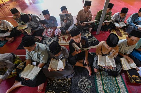 Santri melakukan tadarus Alquran secara bersama-sama di Pondok Pesantren Modern Daarut Tarqiyah Primago, Depok, Jawa Barat,  Kamis (6/3/2025). Kegiatan rutin ini dilakukan dalam rangka meningkatkan keimanan santri selama Ramadan 1446 H sebelum mereka pulang ke rumah masing-masing jelang perayaan Idulfitri nanti.