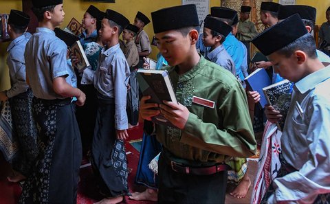 Santri melakukan tadarus Alquran secara bersama-sama di Pondok Pesantren Modern Daarut Tarqiyah Primago, Depok, Jawa Barat,  Kamis (6/3/2025). Kegiatan rutin ini dilakukan dalam rangka meningkatkan keimanan santri selama Ramadan 1446 H sebelum mereka pulang ke rumah masing-masing jelang perayaan Idulfitri nanti.
