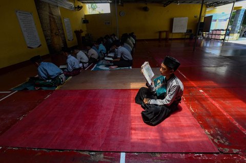 Santri melakukan tadarus Alquran secara bersama-sama di Pondok Pesantren Modern Daarut Tarqiyah Primago, Depok, Jawa Barat,  Kamis (6/3/2025). Kegiatan rutin ini dilakukan dalam rangka meningkatkan keimanan santri selama Ramadan 1446 H sebelum mereka pulang ke rumah masing-masing jelang perayaan Idulfitri nanti.