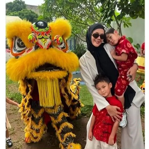 Momen Paula Verhoeven temani anak di perayaan Imlek sekolah, senang nontonbarongsai. (sumber: Instagram/paula_verhoeven)