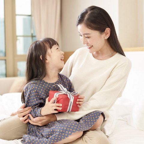 Memberi imbalan atau hadiah pada anak / copyright shutterstock