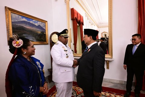 bupati jayawijaya atenius