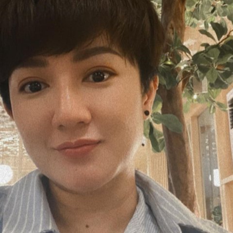 Melly Mono konsisten dengan rambut pendeknya. Dengan gaya tersebut, penampilannya dianggap tak menua