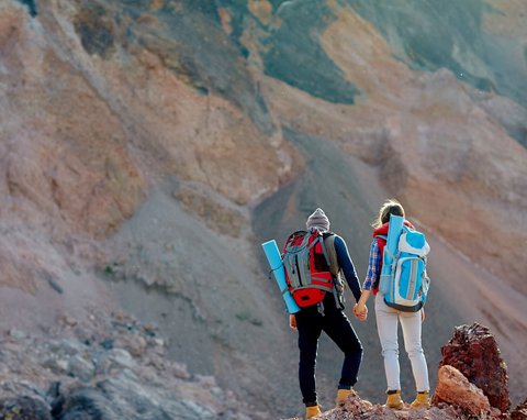 Ilustrasi Mendaki Gunung