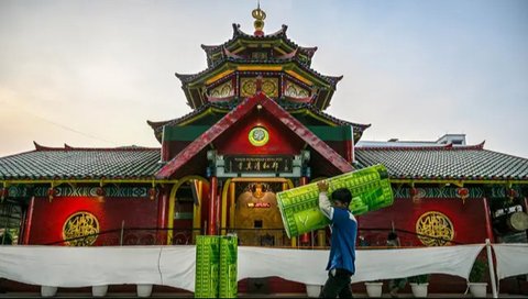 Menyambut bulan suci Ramadan 1446 H, Masjid Muhammad Cheng Hoo Surabaya mengadakan berbagai rangkaian kegiatan keagamaan dan sosial, salah satunya berbuka puasa bersama. (Juni KRISWANTO/AFP)